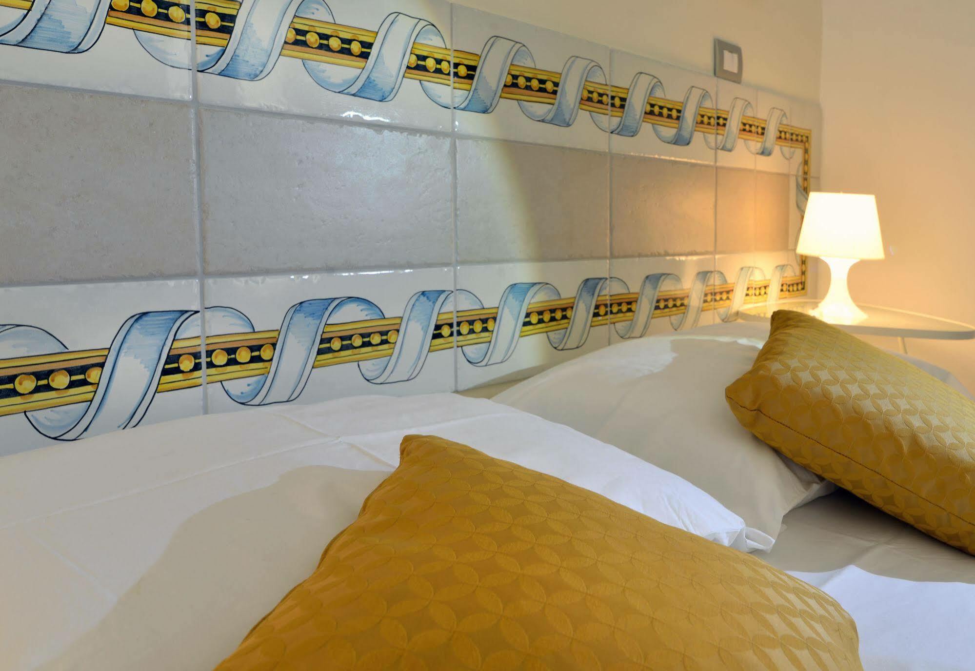 Santi E Saraceni Rooms Σαλέρνο Εξωτερικό φωτογραφία