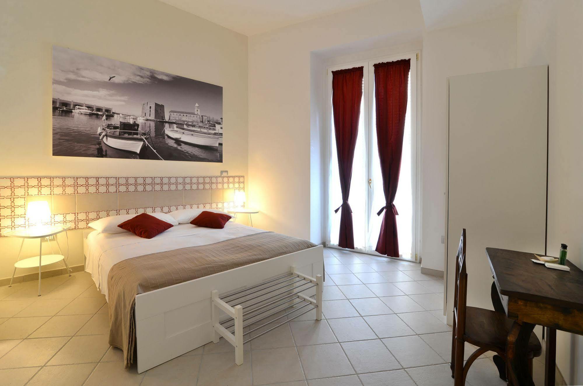 Santi E Saraceni Rooms Σαλέρνο Εξωτερικό φωτογραφία