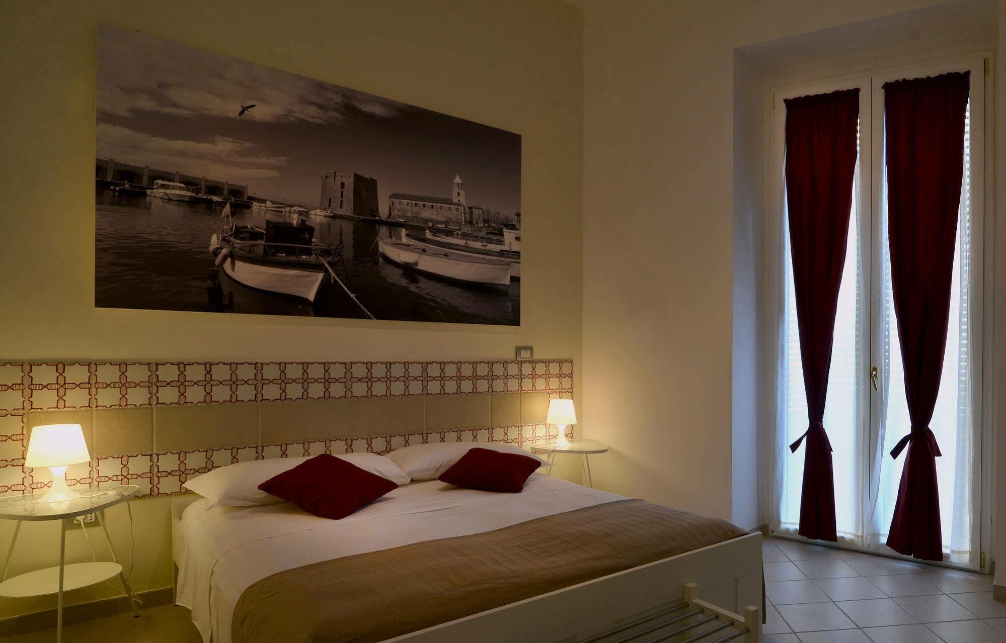 Santi E Saraceni Rooms Σαλέρνο Εξωτερικό φωτογραφία